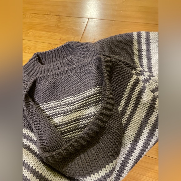 Handmade gray striped sweater for toddler - Picture 6 of 7